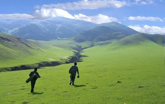 測繪隊員正在進行1:5萬數(shù)據(jù)庫更新數(shù)據(jù)采集 測繪隊員正在進行1:5萬數(shù)據(jù)庫更新數(shù)據(jù)采集